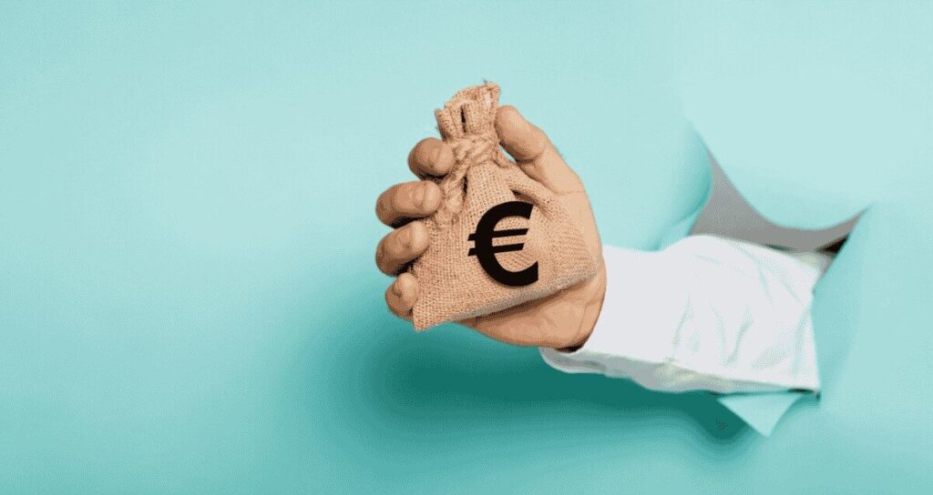 mano su sfondo azzurro/verde che intercetta un sacco di soldi. Esprime la possibilità di trattenere dei soldi, semplicemente ottimizzando il carico fiscale