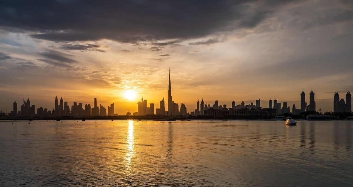 skyline di Dubai al tramonto, lato mare.