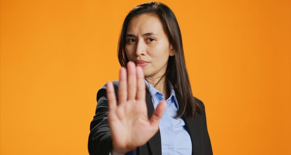 donna che fa il segno dello stop