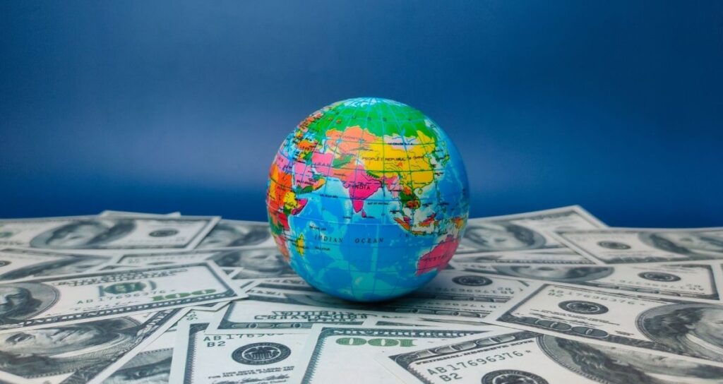 mondo su un tappeto di soldi